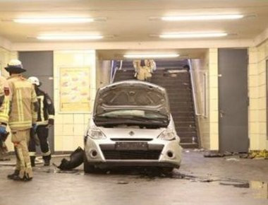 Στιγμές τρόμου στο Βερολίνο: Αμάξι μπήκε στο μετρό και τραυμάτισε 6 άτομα (φωτό)